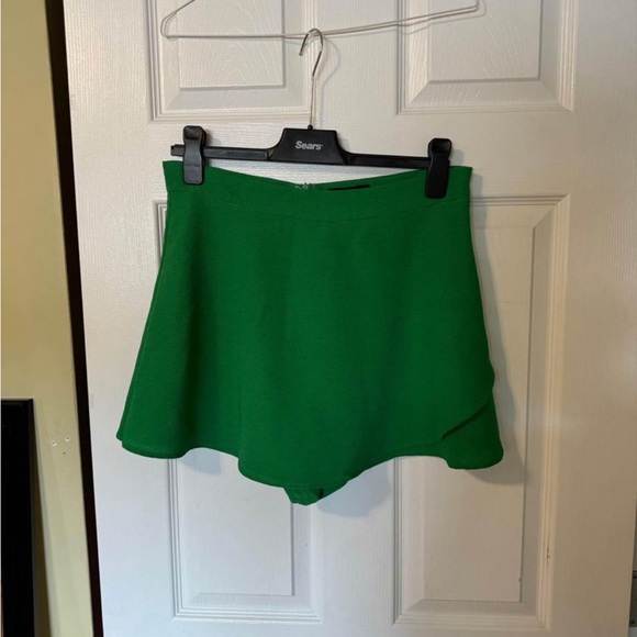Carefree seasons greetings Lulu’s green skort and top set. Size L fits 8-10 US - Picture 3 of 3
